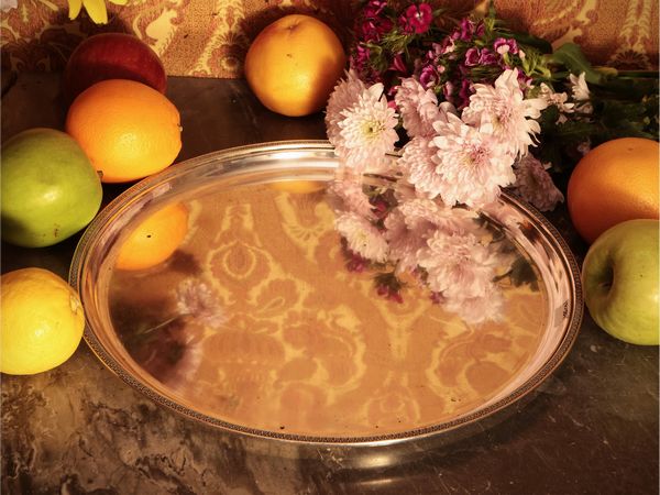 Vassoio circolare in argento, Greggio Rino Padova  - Asta Un'antica dimora marchigiana: Arredi antichi e Arte contemporanea - Associazione Nazionale - Case d'Asta italiane