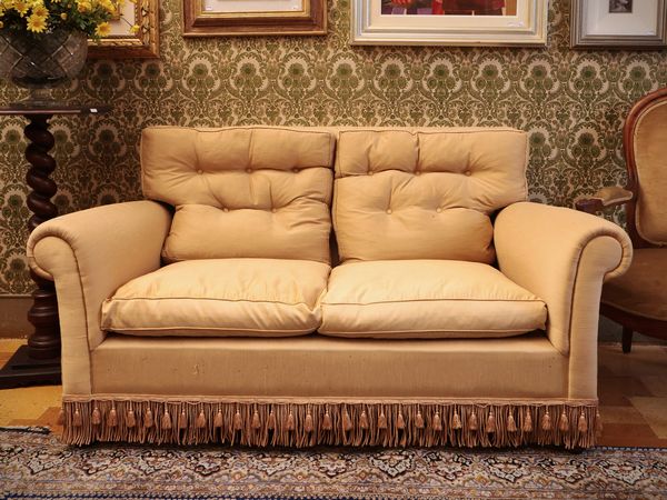 Divano a due posti rivestito in seta giallo crema  - Asta Un'antica dimora marchigiana: Arredi antichi e Arte contemporanea - Associazione Nazionale - Case d'Asta italiane