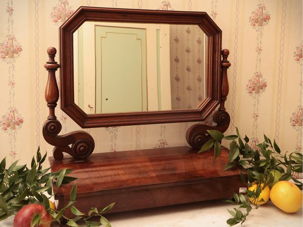 Piccola specchiera a psiche in mogano  - Asta Un'antica dimora marchigiana: Arredi antichi e Arte contemporanea - Associazione Nazionale - Case d'Asta italiane