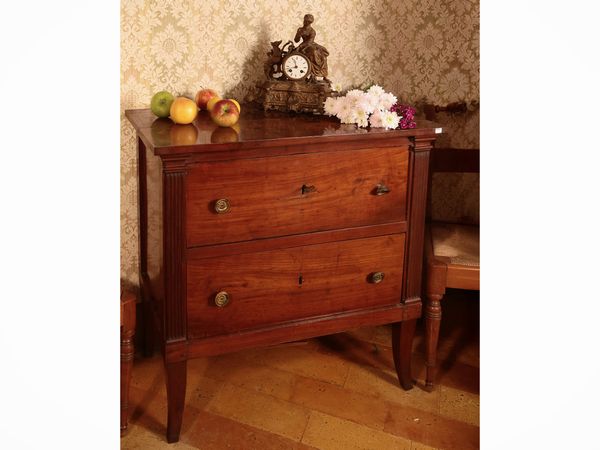 Piccolo cassettone in ciliegio  - Asta Un'antica dimora marchigiana: Arredi antichi e Arte contemporanea - Associazione Nazionale - Case d'Asta italiane