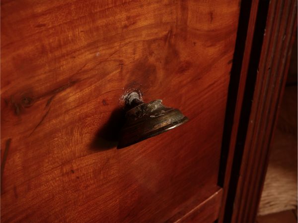 Piccolo cassettone in ciliegio  - Asta Un'antica dimora marchigiana: Arredi antichi e Arte contemporanea - Associazione Nazionale - Case d'Asta italiane