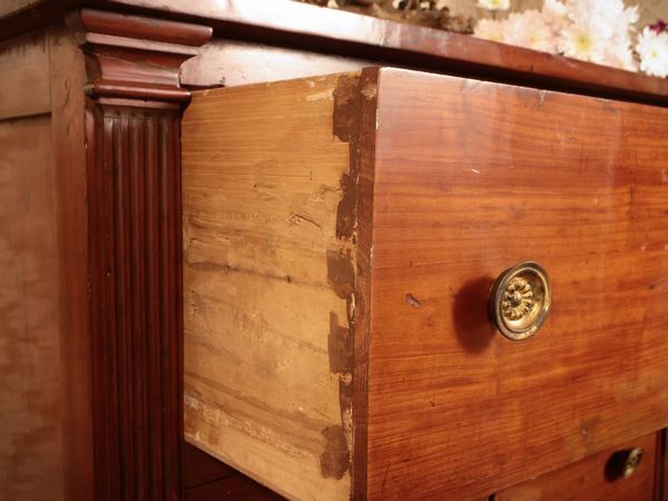 Piccolo cassettone in ciliegio  - Asta Un'antica dimora marchigiana: Arredi antichi e Arte contemporanea - Associazione Nazionale - Case d'Asta italiane