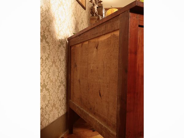Piccolo cassettone in ciliegio  - Asta Un'antica dimora marchigiana: Arredi antichi e Arte contemporanea - Associazione Nazionale - Case d'Asta italiane
