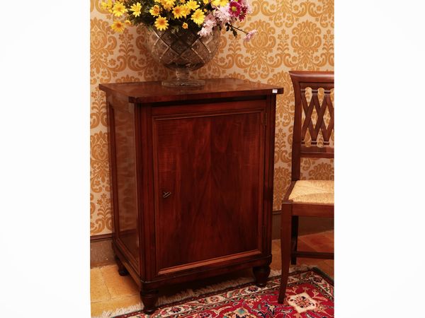 Piccolo stipo impiallacciato in piuma di mogano  - Asta Un'antica dimora marchigiana: Arredi antichi e Arte contemporanea - Associazione Nazionale - Case d'Asta italiane