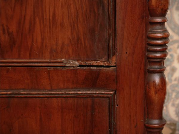 Secretaire impiallacciato in mogano e piuma di mogano  - Asta Un'antica dimora marchigiana: Arredi antichi e Arte contemporanea - Associazione Nazionale - Case d'Asta italiane