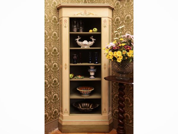 Angoliera a giorno in legno tinto color grigio chiaro  - Asta Un'antica dimora marchigiana: Arredi antichi e Arte contemporanea - Associazione Nazionale - Case d'Asta italiane