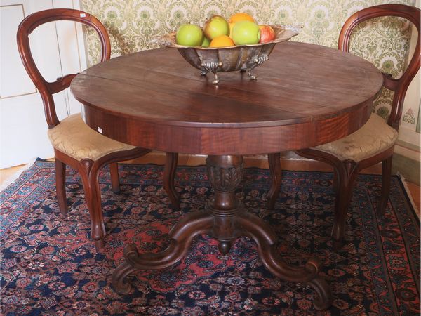 Tavolino da appoggio in noce  - Asta Un'antica dimora marchigiana: Arredi antichi e Arte contemporanea - Associazione Nazionale - Case d'Asta italiane