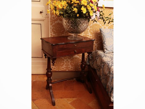 Tavolino da lavoro in noce  - Asta Un'antica dimora marchigiana: Arredi antichi e Arte contemporanea - Associazione Nazionale - Case d'Asta italiane