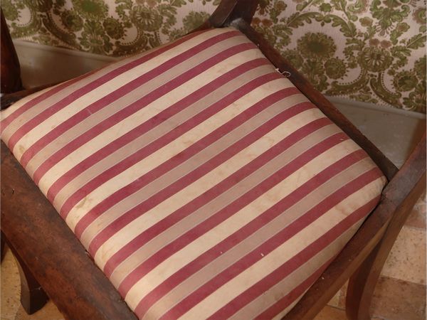 Coppia di sedie in noce  - Asta Un'antica dimora marchigiana: Arredi antichi e Arte contemporanea - Associazione Nazionale - Case d'Asta italiane