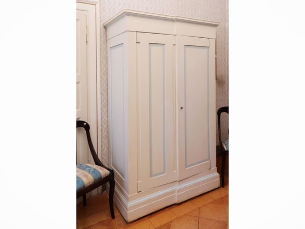 Armadio in legno tenero tinto bianco e celeste  - Asta Un'antica dimora marchigiana: Arredi antichi e Arte contemporanea - Associazione Nazionale - Case d'Asta italiane