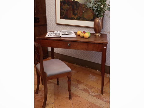 Tavolino scrittoio in noce  - Asta Un'antica dimora marchigiana: Arredi antichi e Arte contemporanea - Associazione Nazionale - Case d'Asta italiane