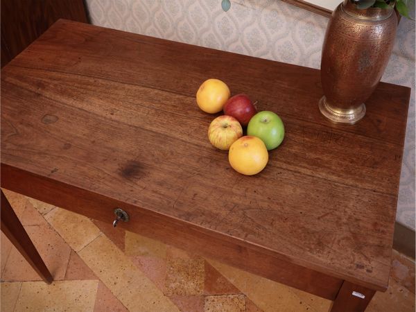 Tavolino scrittoio in noce  - Asta Un'antica dimora marchigiana: Arredi antichi e Arte contemporanea - Associazione Nazionale - Case d'Asta italiane