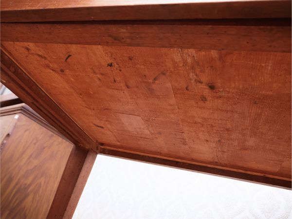 Tavolino scrittoio in noce  - Asta Un'antica dimora marchigiana: Arredi antichi e Arte contemporanea - Associazione Nazionale - Case d'Asta italiane