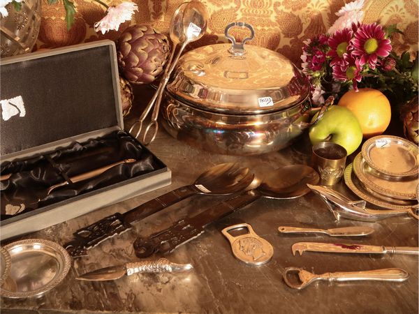 Accessori per la tavola di gusto moderno  - Asta Un'antica dimora marchigiana: Arredi antichi e Arte contemporanea - Associazione Nazionale - Case d'Asta italiane