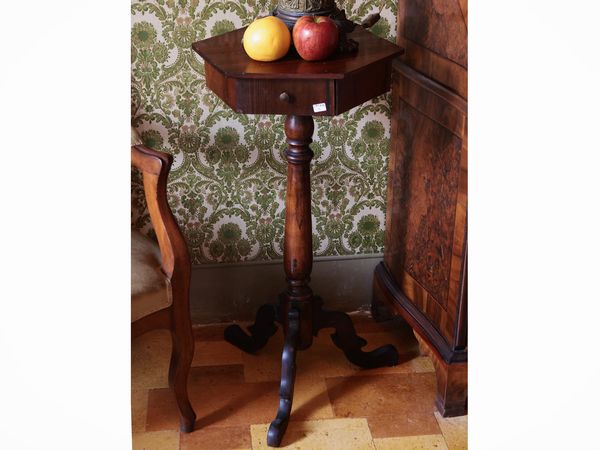 Tavolino gueridon in noce  - Asta Un'antica dimora marchigiana: Arredi antichi e Arte contemporanea - Associazione Nazionale - Case d'Asta italiane