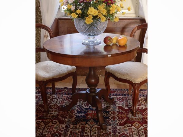 Tavolo impiallacciato in noce  - Asta Un'antica dimora marchigiana: Arredi antichi e Arte contemporanea - Associazione Nazionale - Case d'Asta italiane