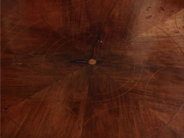 Tavolo impiallacciato in noce  - Asta Un'antica dimora marchigiana: Arredi antichi e Arte contemporanea - Associazione Nazionale - Case d'Asta italiane