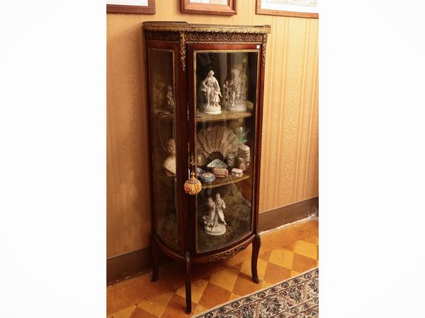 Vetrinetta per collezioni in mogano  - Asta Un'antica dimora marchigiana: Arredi antichi e Arte contemporanea - Associazione Nazionale - Case d'Asta italiane