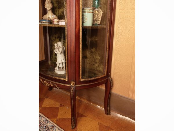 Vetrinetta per collezioni in mogano  - Asta Un'antica dimora marchigiana: Arredi antichi e Arte contemporanea - Associazione Nazionale - Case d'Asta italiane