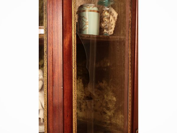 Vetrinetta per collezioni in mogano  - Asta Un'antica dimora marchigiana: Arredi antichi e Arte contemporanea - Associazione Nazionale - Case d'Asta italiane