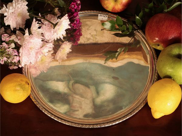 Vassoio circolare in argento  - Asta Un'antica dimora marchigiana: Arredi antichi e Arte contemporanea - Associazione Nazionale - Case d'Asta italiane