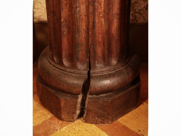 Colonna portavasi in legno tenero  - Asta Un'antica dimora marchigiana: Arredi antichi e Arte contemporanea - Associazione Nazionale - Case d'Asta italiane