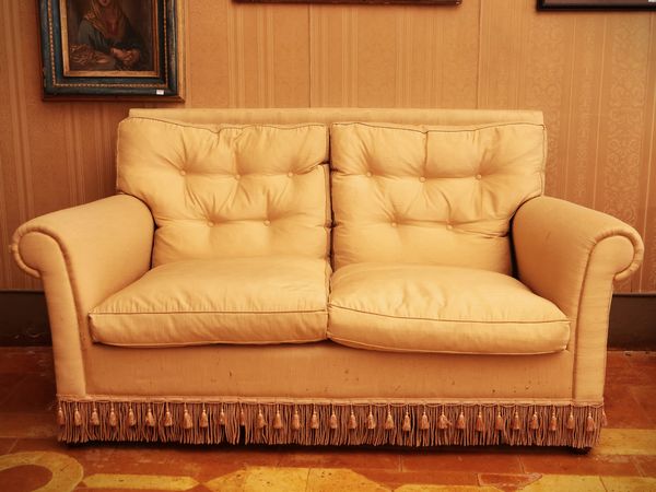 Divano a due posti rivestito in seta giallo crema  - Asta Un'antica dimora marchigiana: Arredi antichi e Arte contemporanea - Associazione Nazionale - Case d'Asta italiane