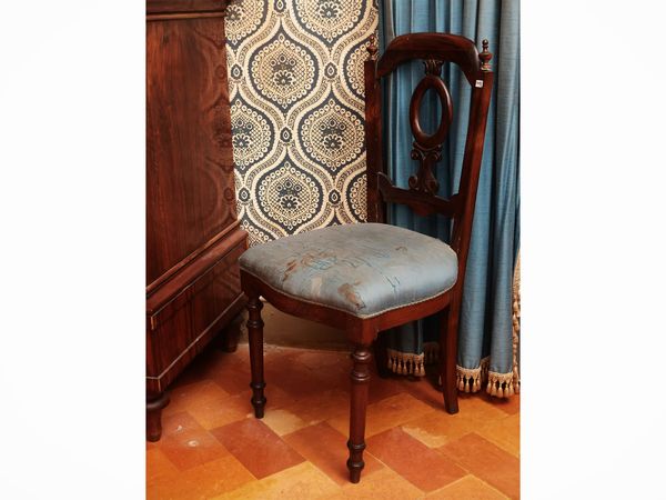 Coppia di sedie in noce  - Asta Un'antica dimora marchigiana: Arredi antichi e Arte contemporanea - Associazione Nazionale - Case d'Asta italiane