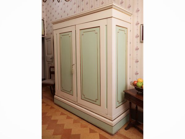 Armadio in legno tenero tinto bianco e verde acqua  - Asta Un'antica dimora marchigiana: Arredi antichi e Arte contemporanea - Associazione Nazionale - Case d'Asta italiane