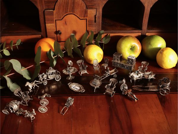 Assortimento di miniature in argento  - Asta Un'antica dimora marchigiana: Arredi antichi e Arte contemporanea - Associazione Nazionale - Case d'Asta italiane