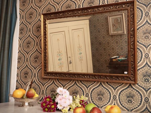Specchiera con cornice in legno e pastiglia dorata  - Asta Un'antica dimora marchigiana: Arredi antichi e Arte contemporanea - Associazione Nazionale - Case d'Asta italiane