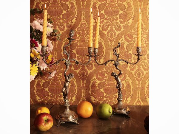 Coppia di candelabri in argento  - Asta Un'antica dimora marchigiana: Arredi antichi e Arte contemporanea - Associazione Nazionale - Case d'Asta italiane