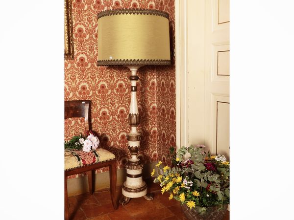 Grande torciera in legno intagliato, laccato bianco e dorato  - Asta Un'antica dimora marchigiana: Arredi antichi e Arte contemporanea - Associazione Nazionale - Case d'Asta italiane