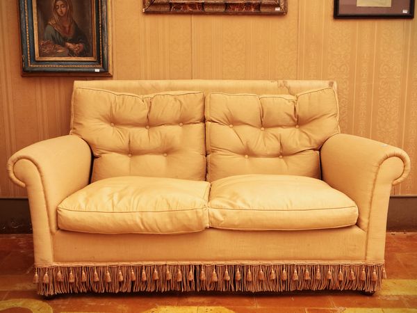 Divano a due posti rivestito in seta giallo crema  - Asta Un'antica dimora marchigiana: Arredi antichi e Arte contemporanea - Associazione Nazionale - Case d'Asta italiane