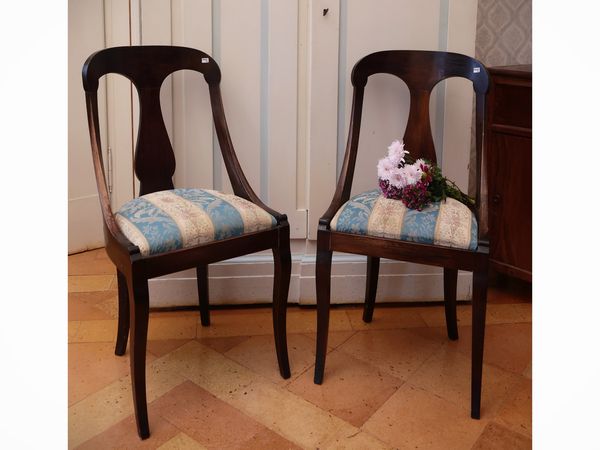 Coppia di sedie a gondola in noce  - Asta Un'antica dimora marchigiana: Arredi antichi e Arte contemporanea - Associazione Nazionale - Case d'Asta italiane