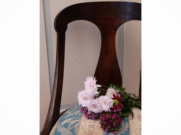 Coppia di sedie a gondola in noce  - Asta Un'antica dimora marchigiana: Arredi antichi e Arte contemporanea - Associazione Nazionale - Case d'Asta italiane