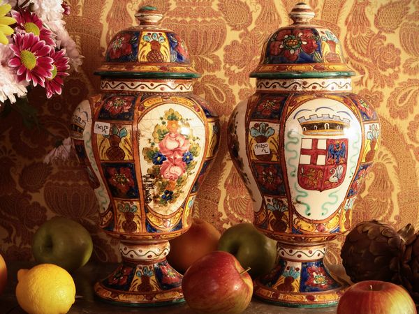 Coppia di vasi a potiche in ceramica Deruta  - Asta Un'antica dimora marchigiana: Arredi antichi e Arte contemporanea - Associazione Nazionale - Case d'Asta italiane