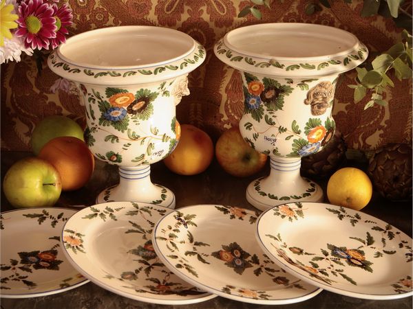 Coppia di vasi medicei in ceramica D'Este  - Asta Un'antica dimora marchigiana: Arredi antichi e Arte contemporanea - Associazione Nazionale - Case d'Asta italiane