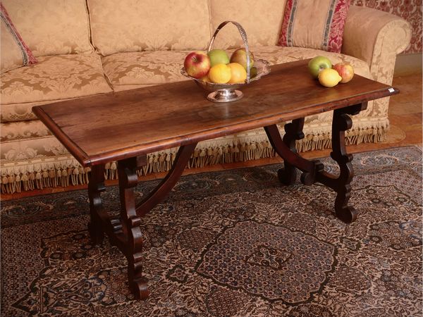 Tavolino basso da salotto in noce  - Asta Un'antica dimora marchigiana: Arredi antichi e Arte contemporanea - Associazione Nazionale - Case d'Asta italiane