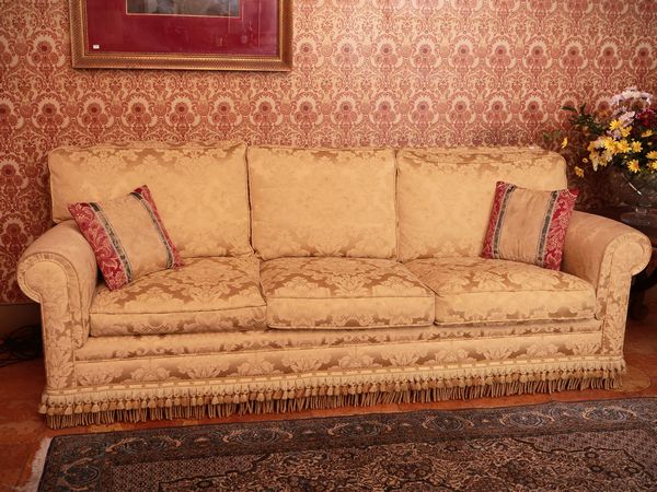 Divano imbottito  - Asta Un'antica dimora marchigiana: Arredi antichi e Arte contemporanea - Associazione Nazionale - Case d'Asta italiane