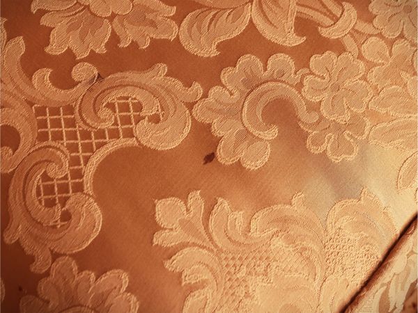 Divano imbottito  - Asta Un'antica dimora marchigiana: Arredi antichi e Arte contemporanea - Associazione Nazionale - Case d'Asta italiane