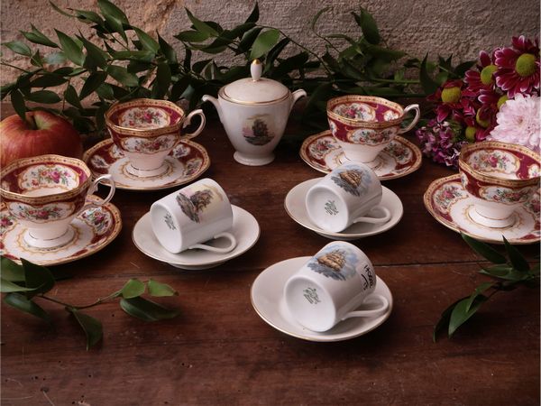 Due set di tazzine da caff� in porcellana  - Asta Un'antica dimora marchigiana: Arredi antichi e Arte contemporanea - Associazione Nazionale - Case d'Asta italiane