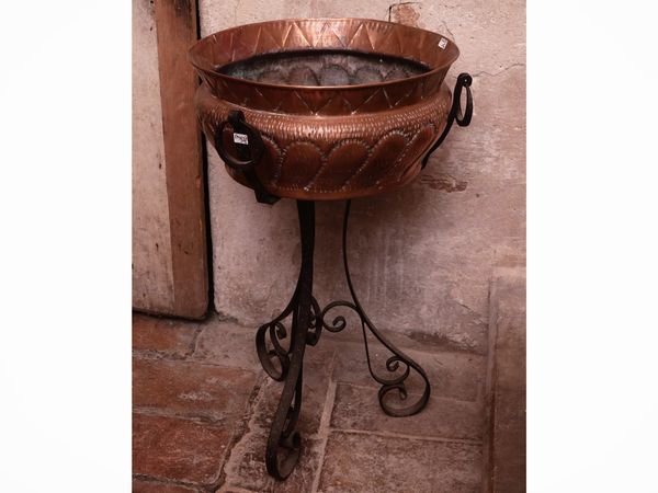 Fioriera in ferro battuto e rame  - Asta Un'antica dimora marchigiana: Arredi antichi e Arte contemporanea - Associazione Nazionale - Case d'Asta italiane