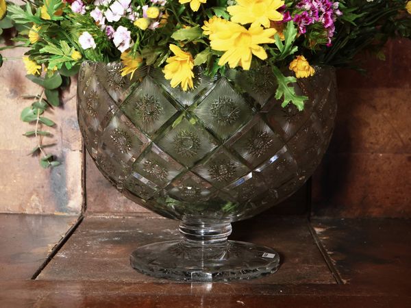 Grance coppa centrotavola in cristallo molato  - Asta Un'antica dimora marchigiana: Arredi antichi e Arte contemporanea - Associazione Nazionale - Case d'Asta italiane