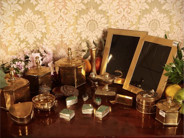 Grande assortimento di accessori in ottone  - Asta Un'antica dimora marchigiana: Arredi antichi e Arte contemporanea - Associazione Nazionale - Case d'Asta italiane