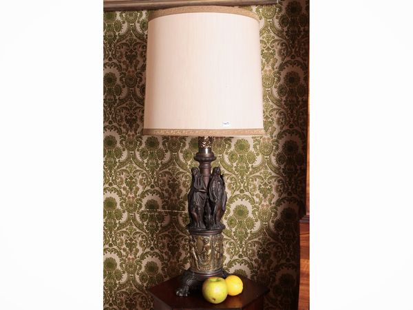 Grande lume ad olio o gas in antimonio  - Asta Un'antica dimora marchigiana: Arredi antichi e Arte contemporanea - Associazione Nazionale - Case d'Asta italiane