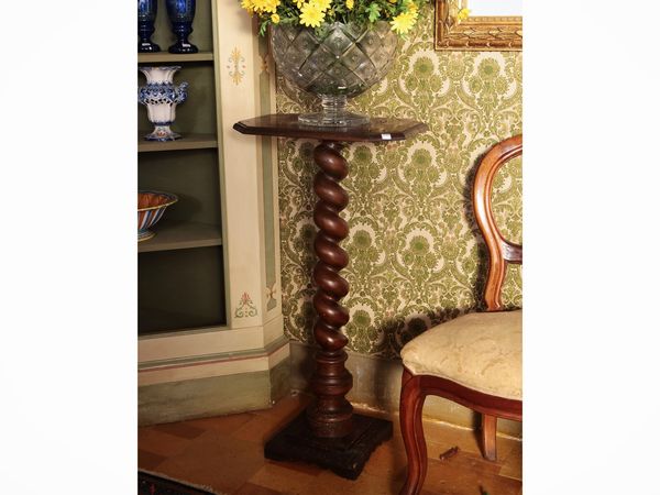 Gueridon in noce  - Asta Un'antica dimora marchigiana: Arredi antichi e Arte contemporanea - Associazione Nazionale - Case d'Asta italiane