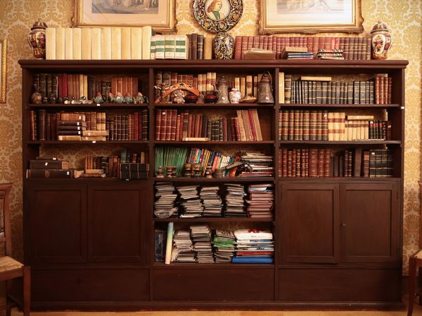 Libreria in legno tenero  - Asta Un'antica dimora marchigiana: Arredi antichi e Arte contemporanea - Associazione Nazionale - Case d'Asta italiane