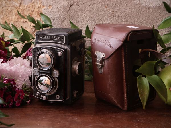Macchina fotografia medio formato biottica, Rolleiflex  - Asta Un'antica dimora marchigiana: Arredi antichi e Arte contemporanea - Associazione Nazionale - Case d'Asta italiane
