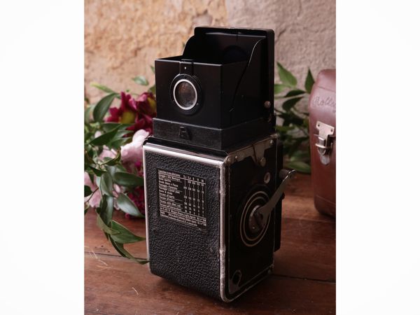 Macchina fotografia medio formato biottica, Rolleiflex  - Asta Un'antica dimora marchigiana: Arredi antichi e Arte contemporanea - Associazione Nazionale - Case d'Asta italiane